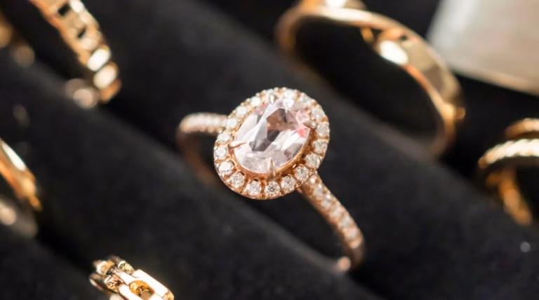 Ni Cartier ni Chaumet : Inès de la Fressange craque pour cette marque française de bijoux abordables