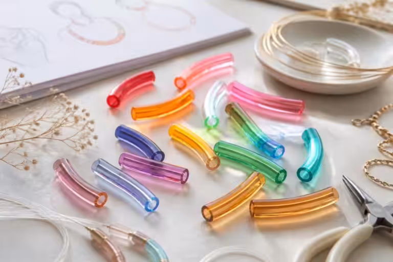 découvrez nos idées créatives pour utiliser des perles tubes incurvées en acrylique et réalisez des bijoux uniques et tendance.