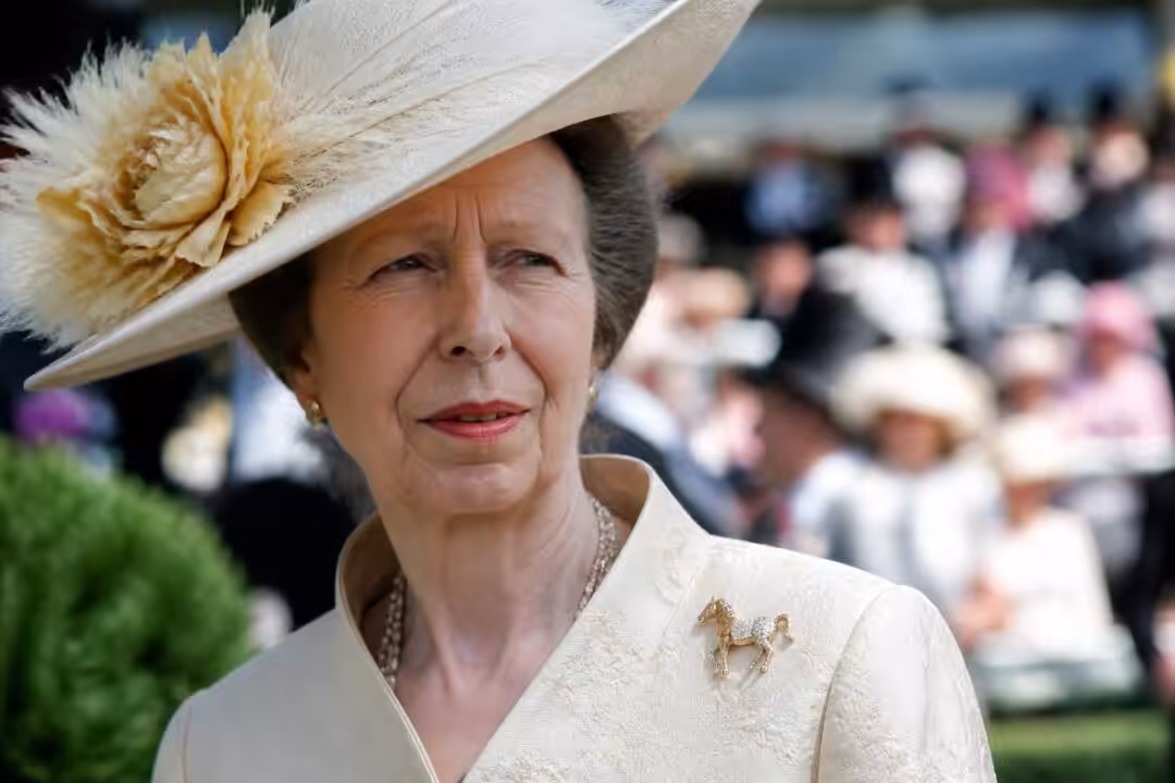 découvrez le mystère fascinant de la broche cheval de la princesse anne à ascot, un symbole chargé d'histoires bien au-delà d'un simple bijou.
