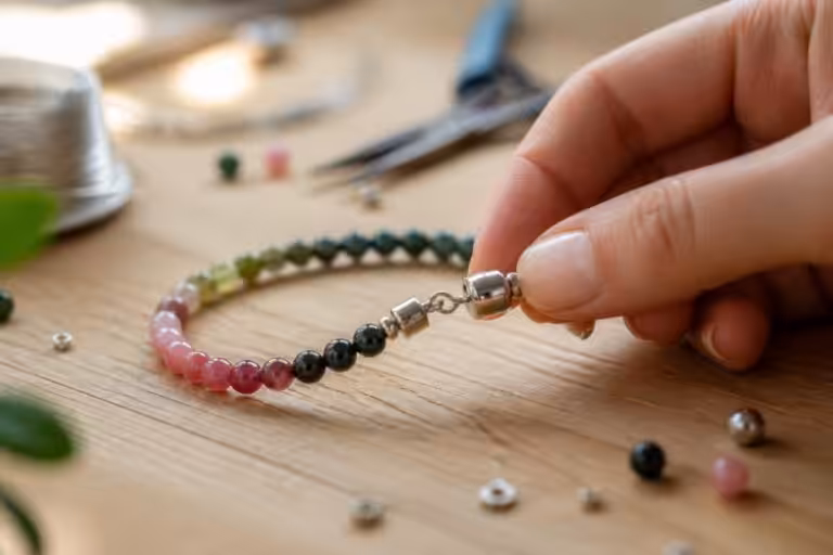 apprenez étape par étape comment terminer un bracelet avec un fermoir hiilos grâce à ce tutoriel simple et détaillé.