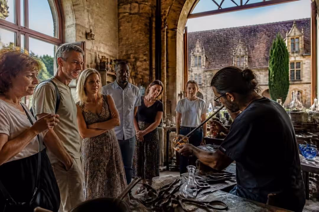 explorez l'art et le patrimoine à travers des visites guidées uniques qui vous plongent au cœur des métiers d'art et des trésors culturels.