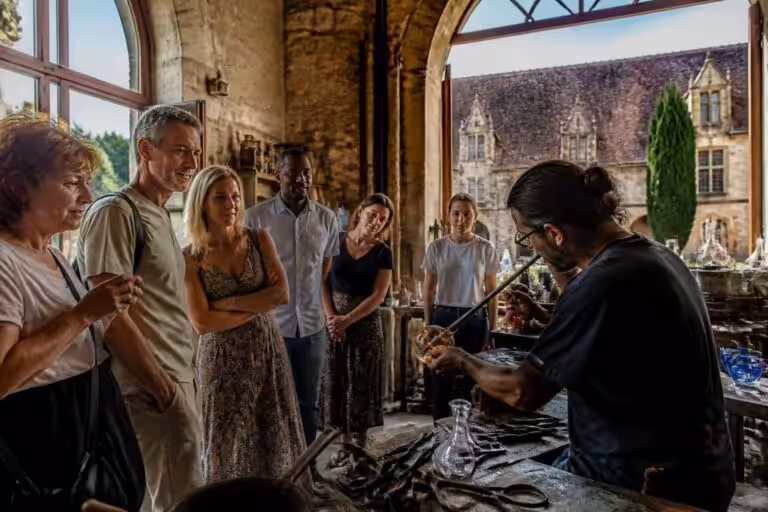 explorez l'art et le patrimoine à travers des visites guidées uniques qui vous plongent au cœur des métiers d'art et des trésors culturels.